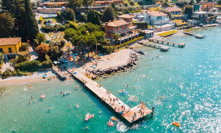 Het strand van Camping eden aan het gardameer in italie