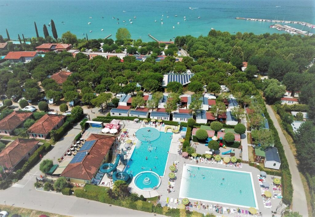 De zwembaden van Camping la rocca aan het gardameer tussen bardolino en garda