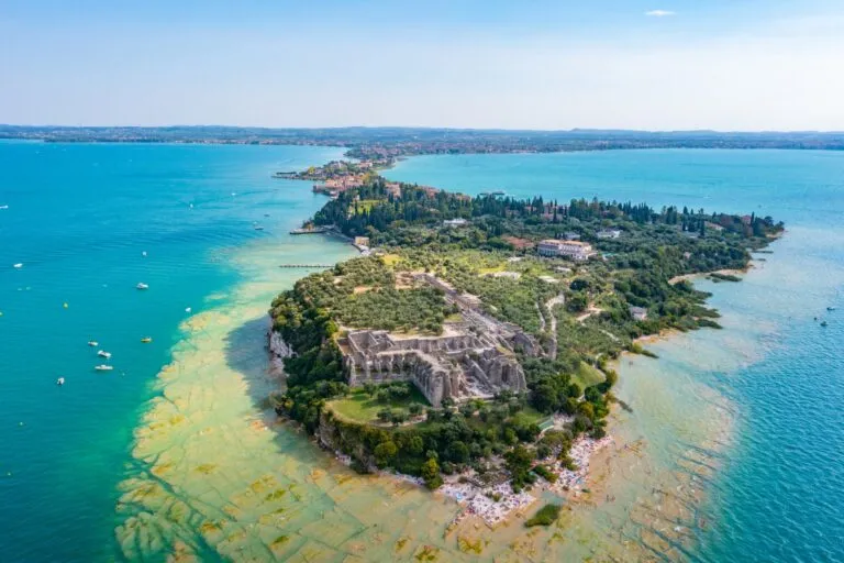 Sirmione gelegen aan het gardameer