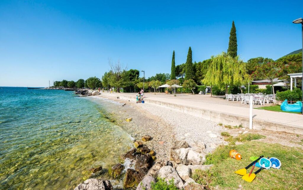 Het strand van Camping toscolano aan het Gardameer in Italië