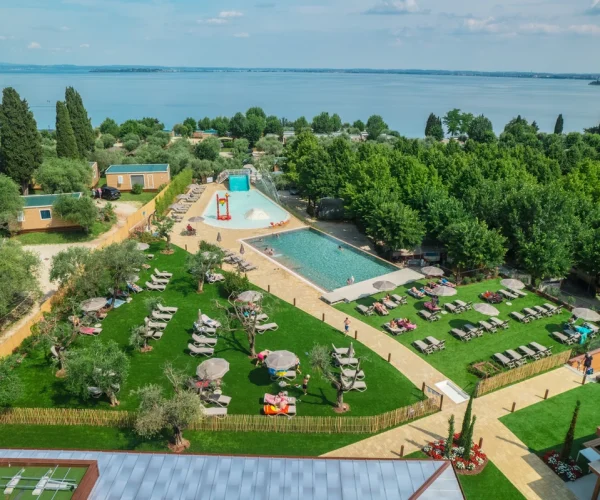 Camping Riva Blu in Italië bij de zwembaden van de camping